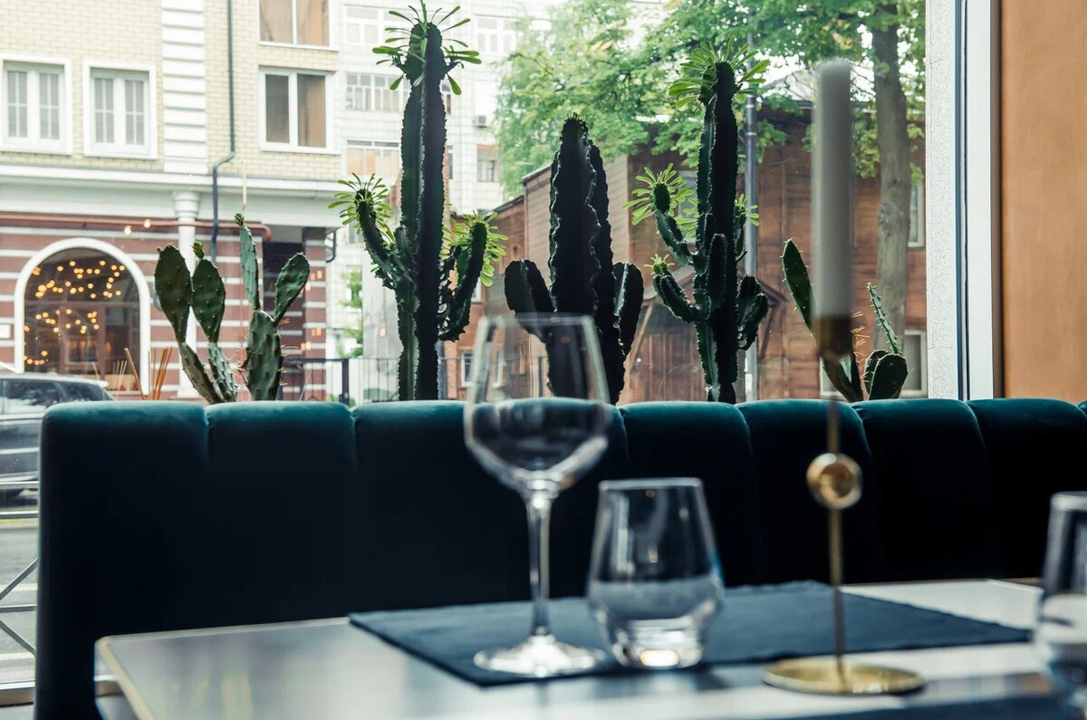 Виды на историческую улицу Казани в ресторане Virid Yard.