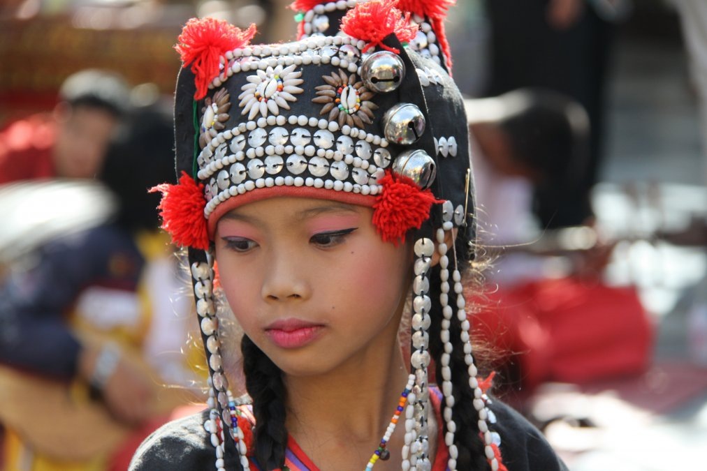 Реальный (если верить интернету) головной убор женщины народности акха (листайте галерею) 