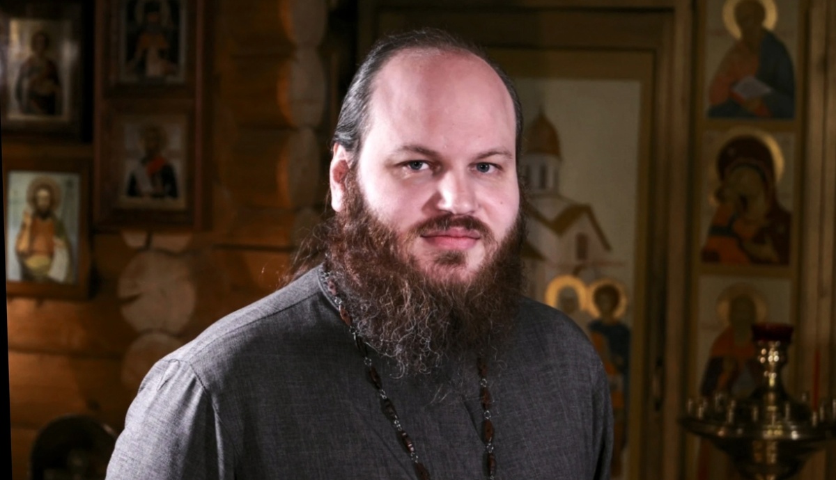 Павел Островский — иерей, настоятеля храма великомученика Георгия Победоносца в Московской области, проповедник, миссионер, блогер, участник проекта «Батюшка - онлайн».