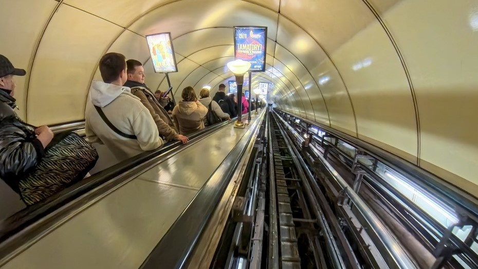    Пассажиры спускаются на одну из станций метро в Петербурге во время ремонта эскалатора, фото для иллюстрации. Автор фото: Михаил Тихонов / "Деловой Петербург"