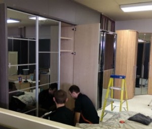 Сборщики мебели собирают Икеа