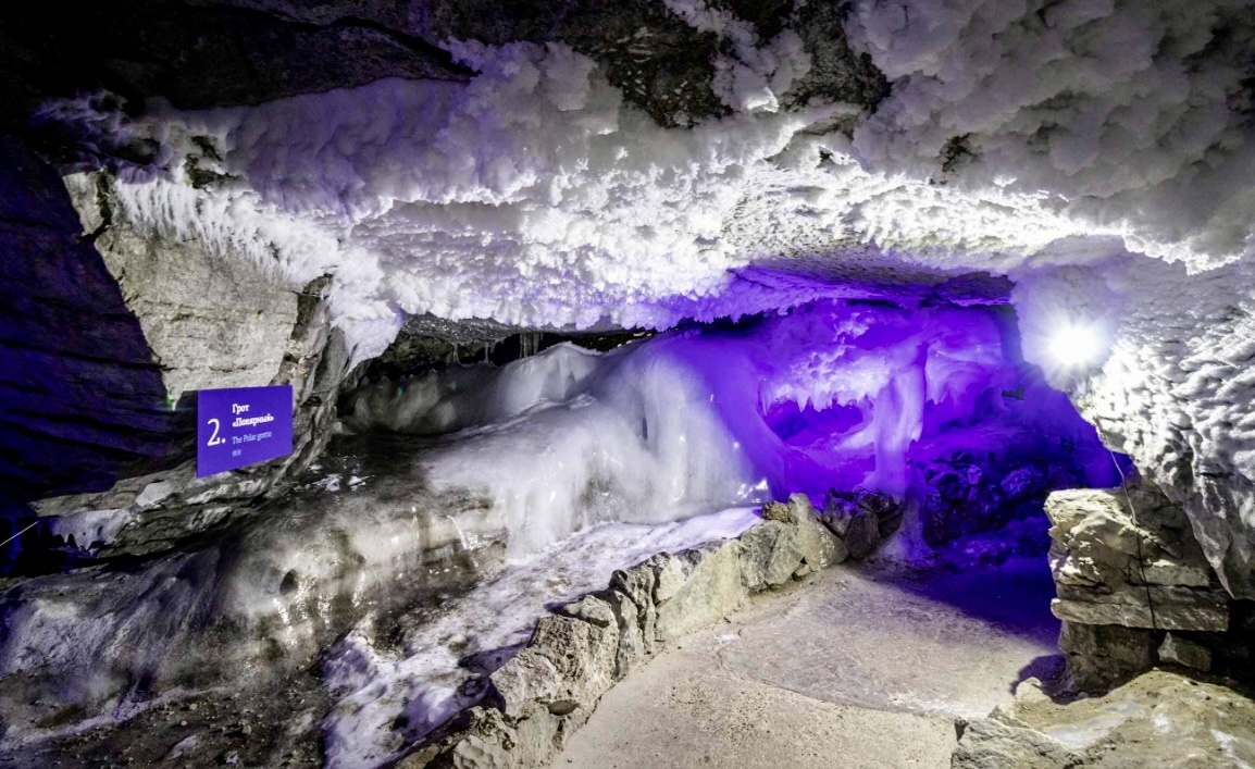 Сразу очень красиво встречает пещера