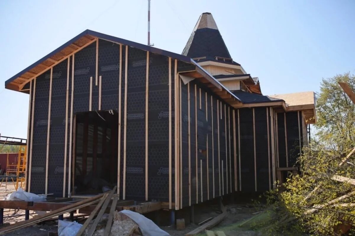    Новую деревянную церковь, которую строят в Пскове, привезли из Москвы