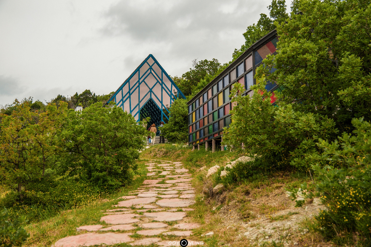 листайте вправо