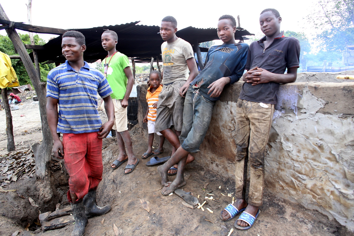 Довелось мне как-то побывать в далеком Мозамбике и испить там волшебной субстанции Тонтонту.  Молодые люди на фото - мастера по производству этой целебной субстанции.    