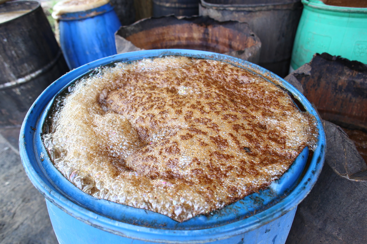 Готовят ее либо из  апельсинов (их здесь произрастает множество),  либо  из кешью  (Мозамбик один из крупных  поставщиков этого ореха на мировом рынке). Но чаще и проще из сахарного тростника, в нем тоже страна недостатка не испытывает.         