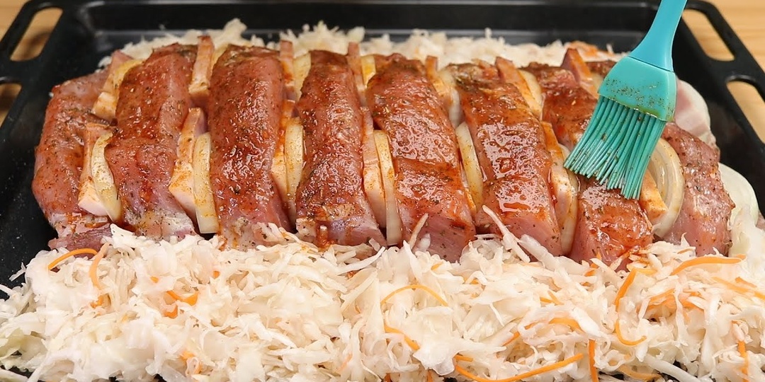 "Мясо по-новому: гармошка из свинины с капустой и картошкой — гости в восторге, просят рецепт!"