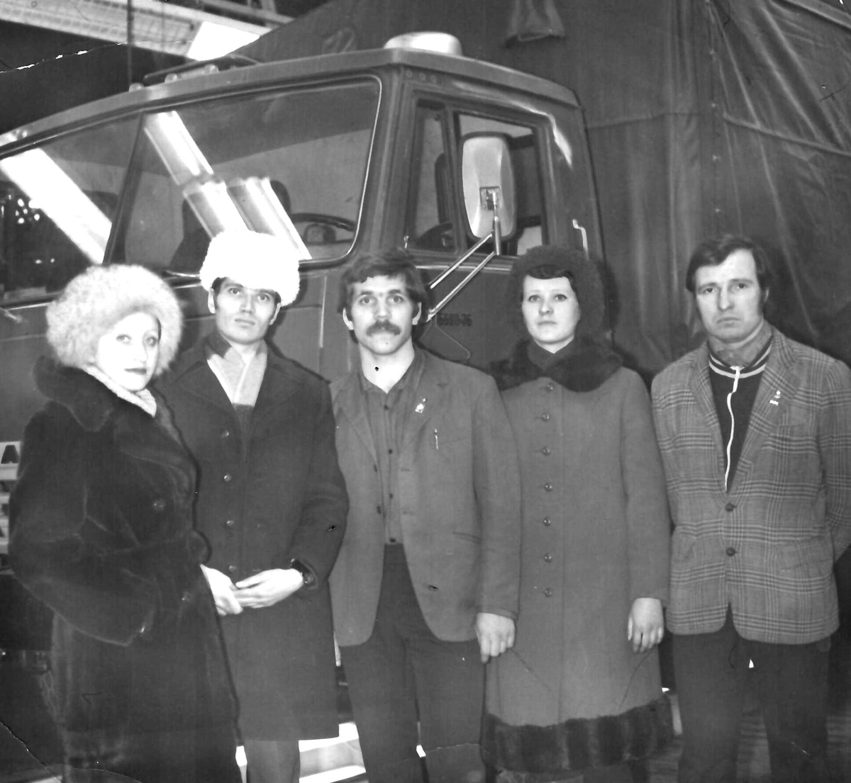 Слева направо: 1. … 2. Мустафин Нафис Салихович - заместитель секретаря комсомольской организации завода двигателей. 3. Макаров Василий Иванович – секретарь комсомольской организации завода двигателей. 4. … 5. Васин Александр Михайлович – секретарь комсомольской организации цеха коленвалов.