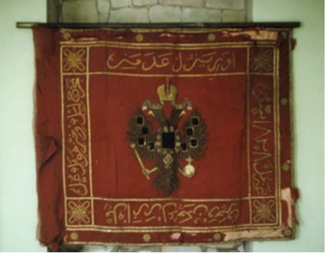 Оборотная сторона знамени, врученного Аварскому народу за отличие при поражении скопищ Кази-муллы. Фото из открытых источников