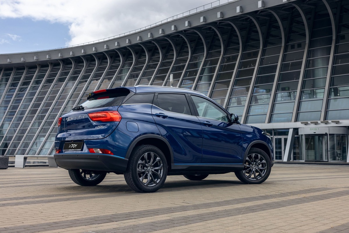    Кузов Evolute i-Joy может быть окрашен в один из 5 цветов: белый, черный, серый, красный и синий (на фото)