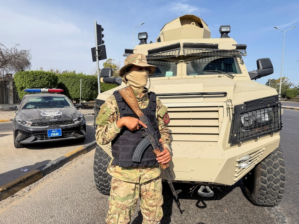    Боец 444-й бригады на улицах Триполи. REUTERS