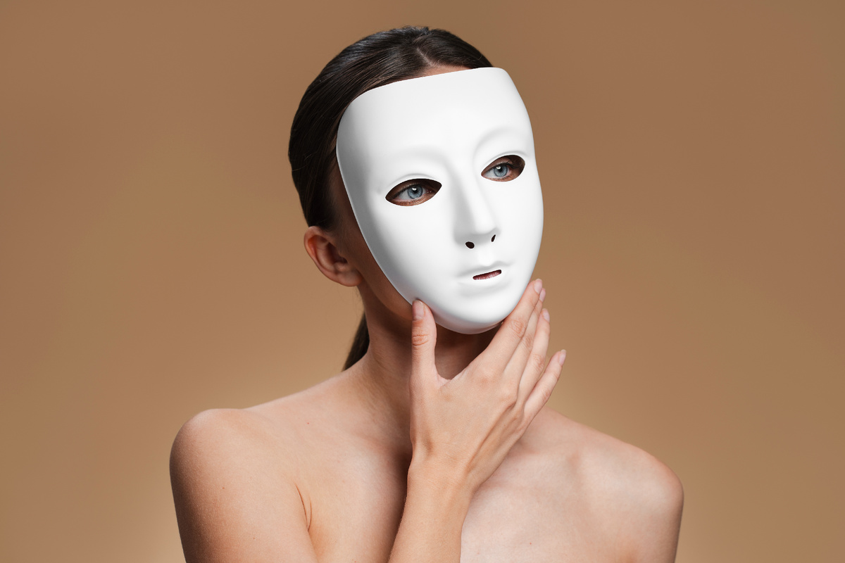 Freepic. Мы носим маски и становимся фальшивыми – когда боимся показать свое истинное лицо, опасаясь осуждения или непринятия, или когда пытаемся соответствовать чужим ожиданиям, теряя связь с собственной подлинностью.