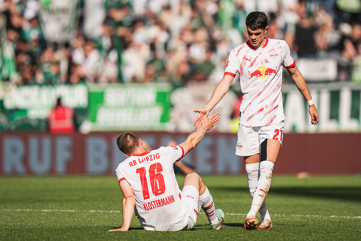    Игроки «РБ Лейпциг» Коста Неделькович и Лукас Клостерманн после матча чемпионата Германии между «Вердером» и «РБ Лейпциг», 10 мая 2025 года