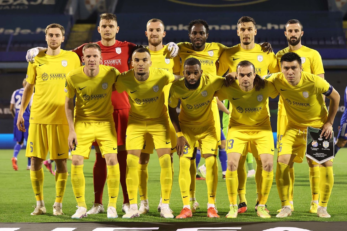    Игроки футбольного клуба «Астана» перед матчем группы C Лиги Европы УЕФА с загребским «Динамо», 21 сентября 2023 года