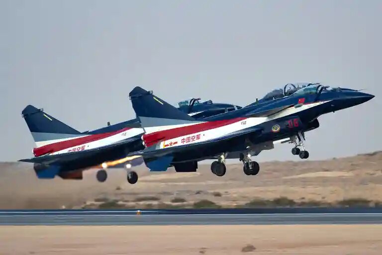    Многоцелевые истребители Chengdu J-10 пилотажной группы китайских ВВС «1 августа» на 2-й Всемирной оборонной выставке World Defense Show в Эр-Рияде   
© Нина Падалко/РИА Новости