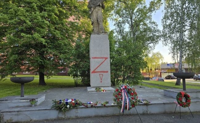    В Чехии повторно пометили памятник красноармейцу символом "Z"