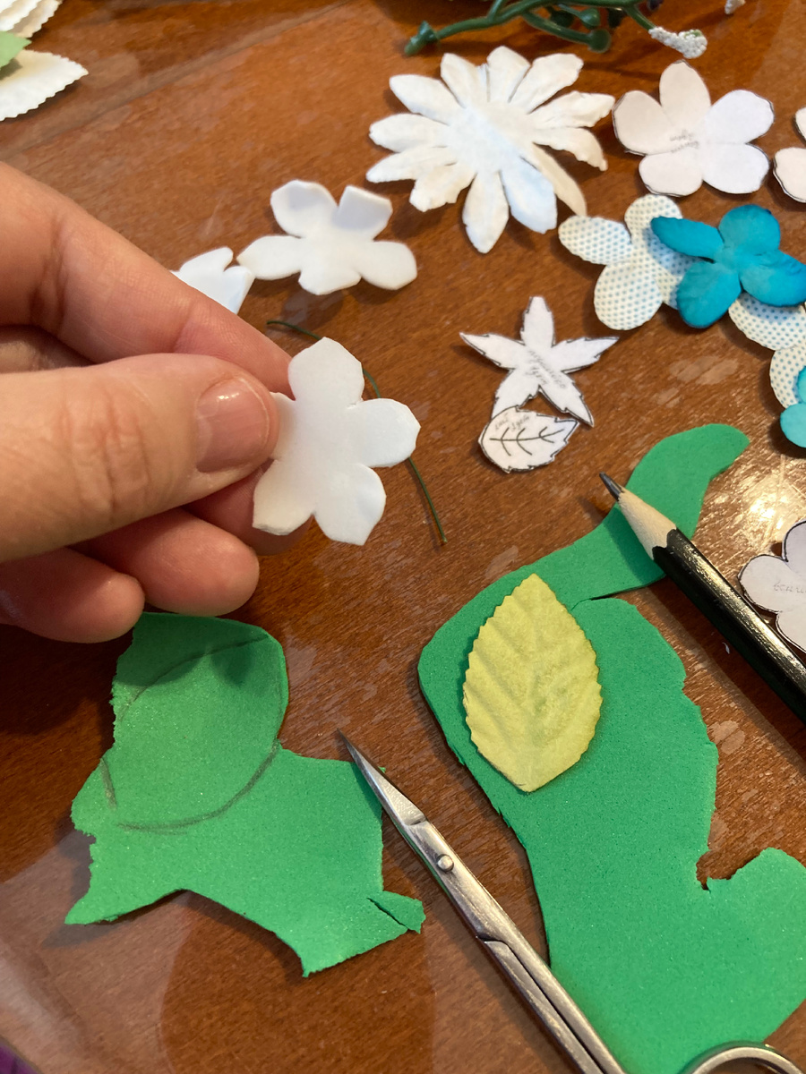 Цветочки белые или бледно- розовые.