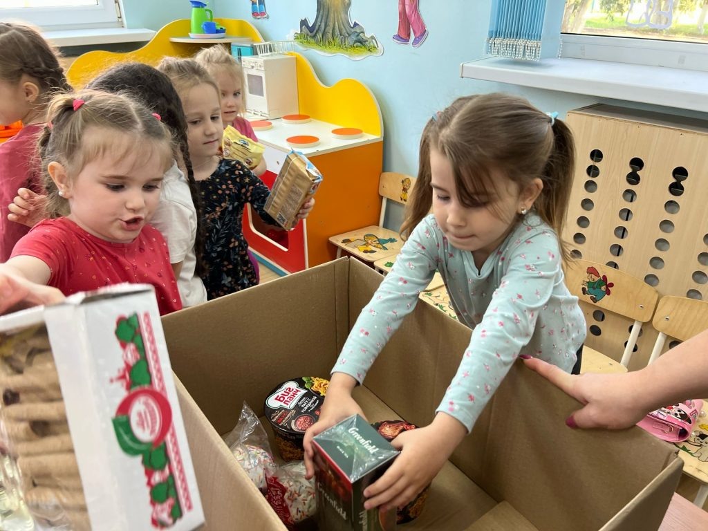      ответ­ственный момент сборки посыл­ки с подарками Ирина