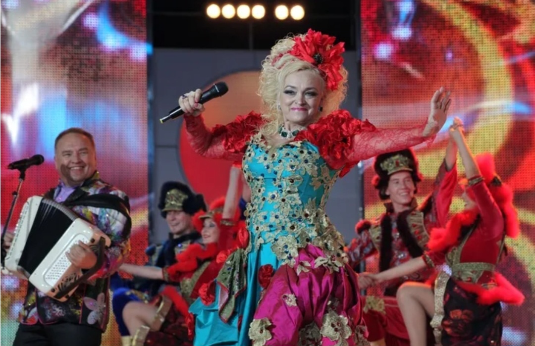 Эх как она отплясывает и заряжает собой весь честной и не очень народ.