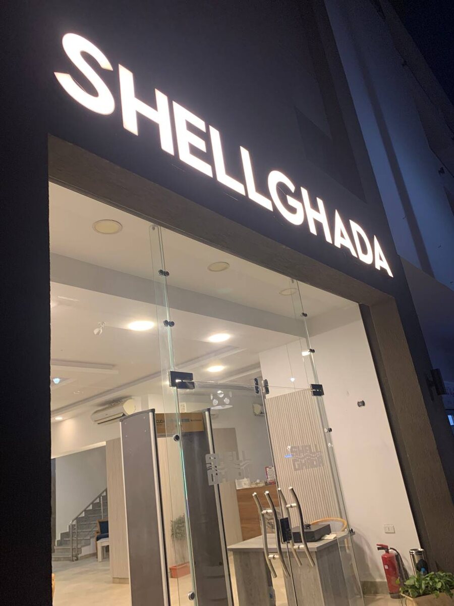 Вывеска в ночное время