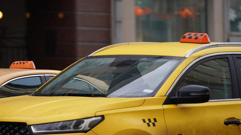 Госдума приняла закон, обязывающий таксистов пересесть на отечественные авто