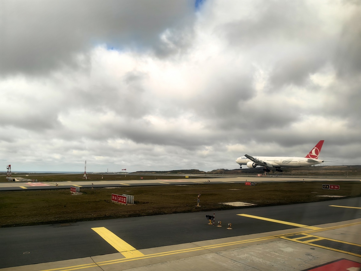 Самолет Туркишей взлетает (или садится).