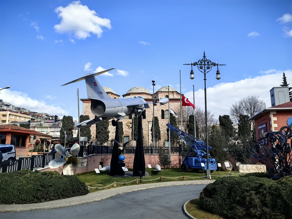 Самолет - музейный экспонат в турецком музее рахми Коча