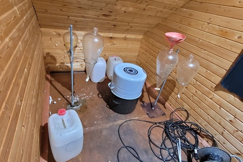    Криминальный бизнес организовали двое жителей региона 42 и 44 лет. Они купили под