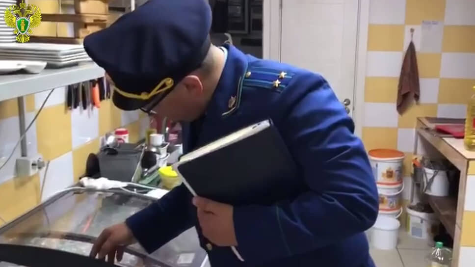 Сотрудник Лодейнопольский городской прокуратуры при осмотре кафе «Зира».📷Фото: Пресс-служба прокуратуры Ленинградской области