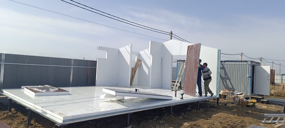 Монтаж первых стен сборного дома