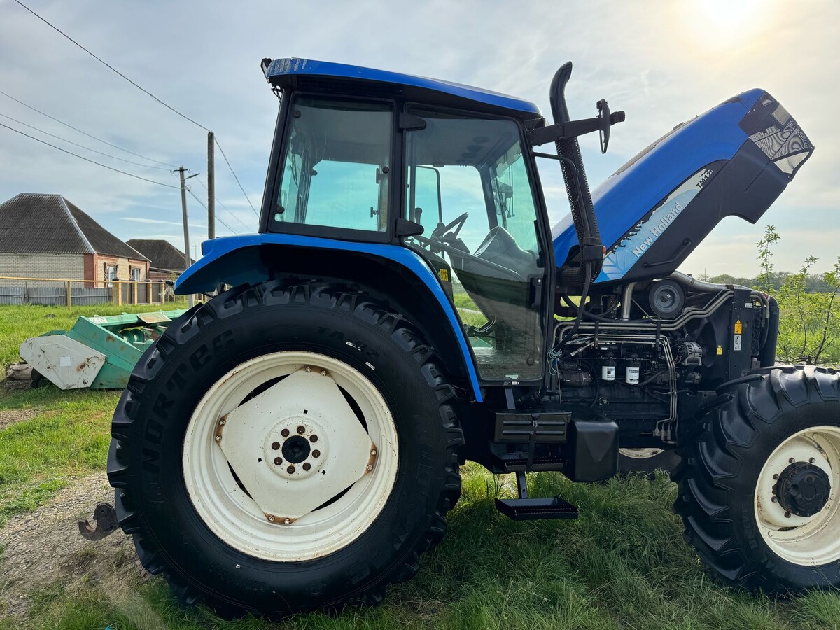 New Holland TM120 вид с боку
