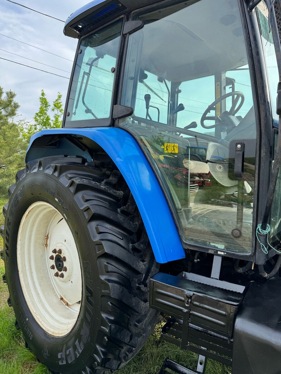 New Holland TM120 вид с боку дверь