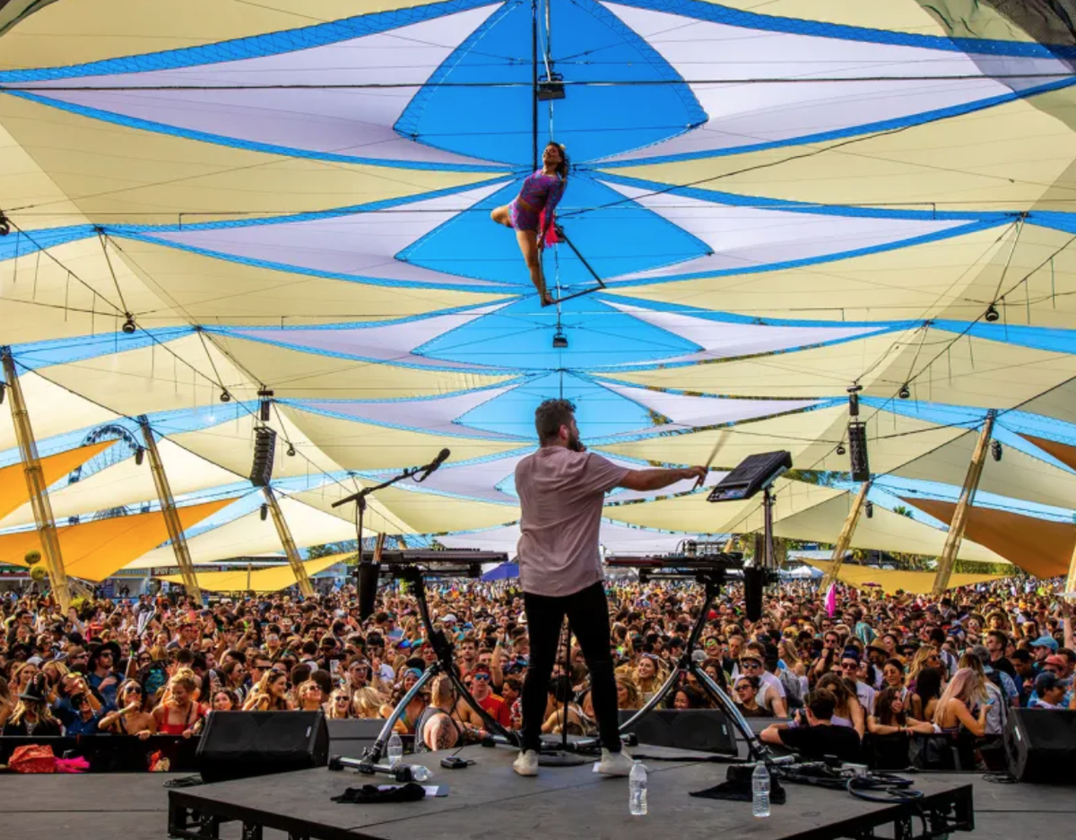 Сцены Do Lab на Coachella. Do Lab - известная креативная и продюсерская команда, занимается организацией уникальных и ярких сценических инсталляций, а также проведением различных фестивалей и мероприятий. Они особенно знамениты своей работой на фестивале Coachella, где создают одни из самых запоминающихся и инновационных сценических концепций.

