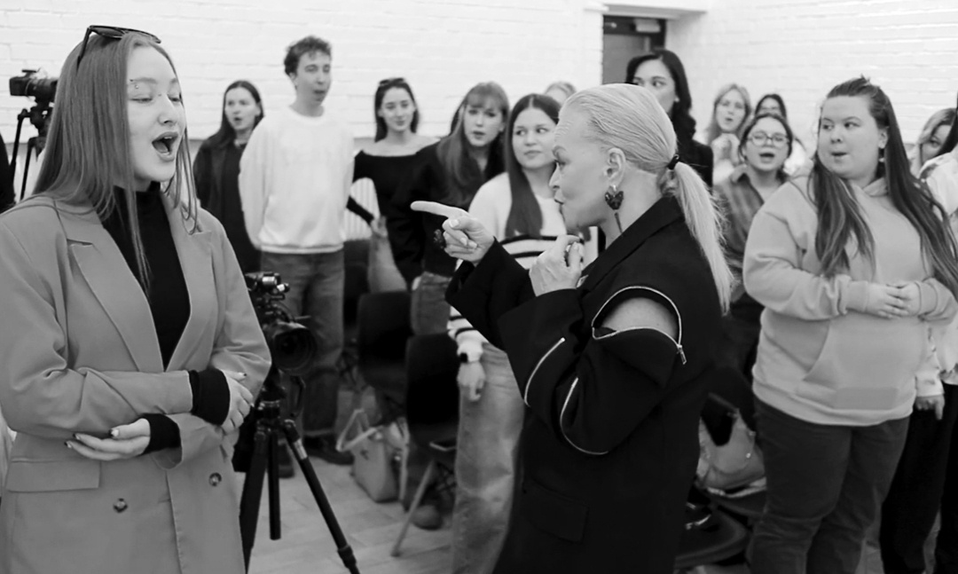 Кадр из видео урока по вокалу в Академии Долиной