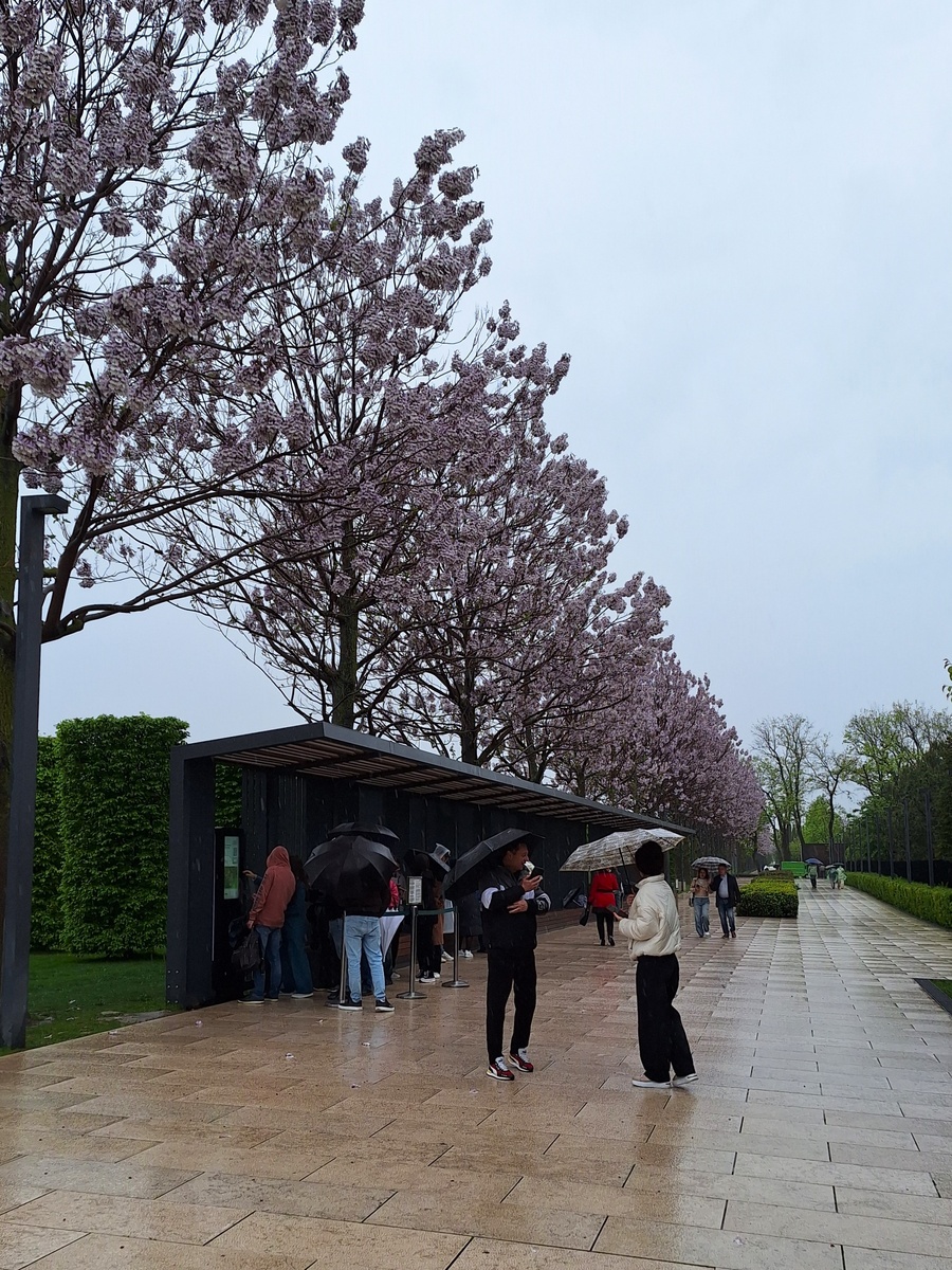 Очередь за билетами. По сравнению с другими днями можно сказать людей нет.