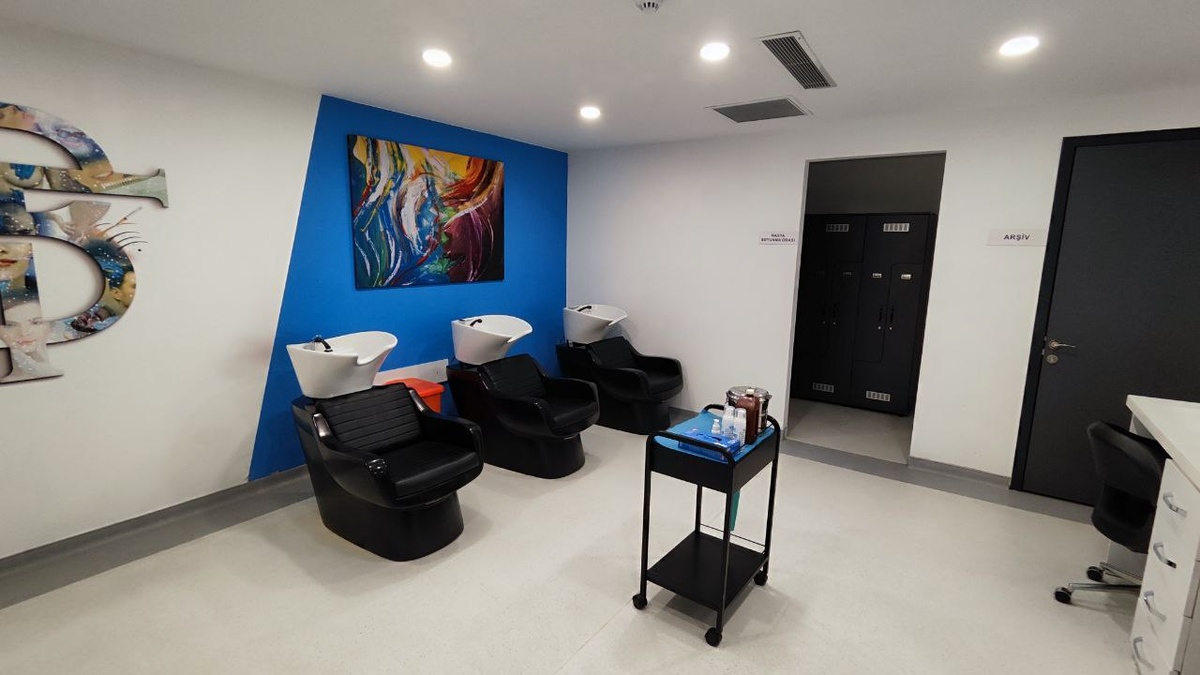 Здесь пациентам моют голову на следующий день после операции