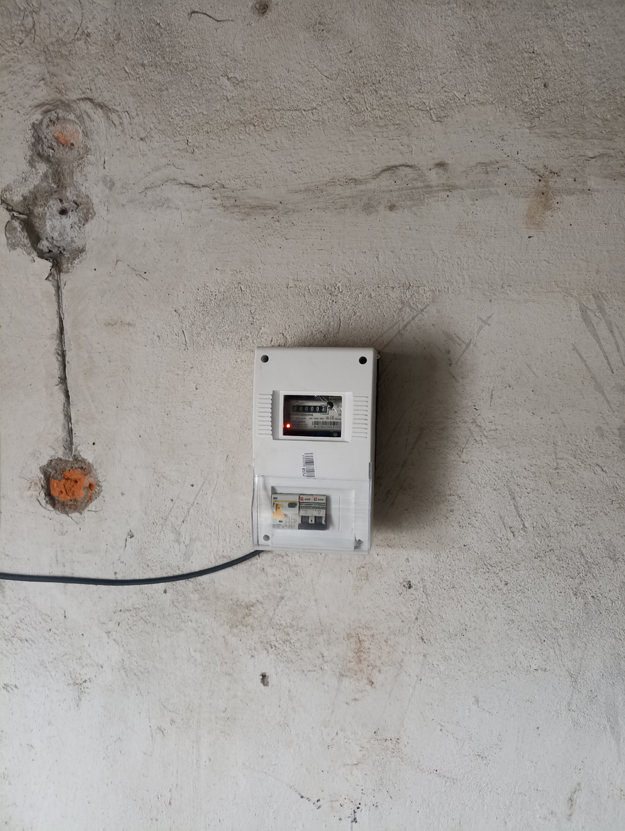 Вот такой обычный и не дорогой щиток я собрал для гаража.