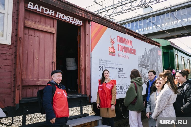 Вагоны поезда выглядят также, как и в 1945 году: куполообразная крыша, деревянные стены. Фото: Никита Сабашников © URA.RU