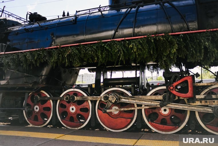 Сам локомотив в том числе стилизован под поезда времен Второй мировой войны со всеми атрибутами, присущими тому периоду истории. Фото: Никита Сабашников © URA.RU