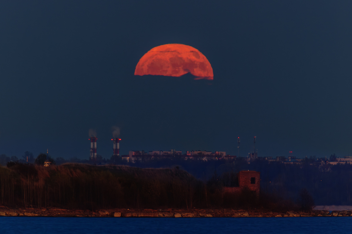 А на восточном - восход Цветочной Луны на фоне города Ломоносов. Кронштадт, 12.05.2025