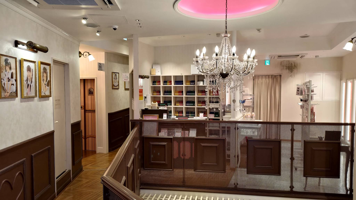 Коридор на входе с сувенирным магазином. Кассир может подсказать, куда идти дальше, если вы запутаетесь