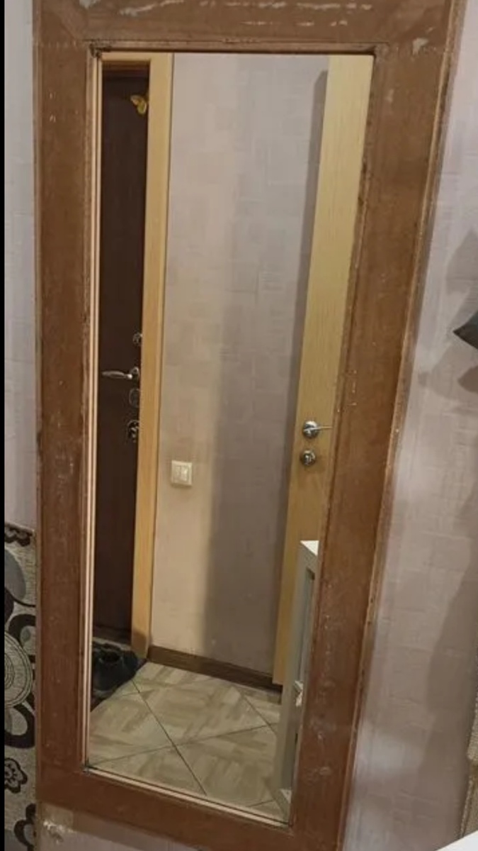 То самое зеркало, которое нашли по объявлению. Фото из архива автора.