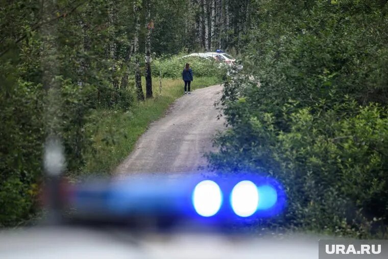 На месте происшествия работала группа полицейских. Фото: Илья Московец © URA.RU