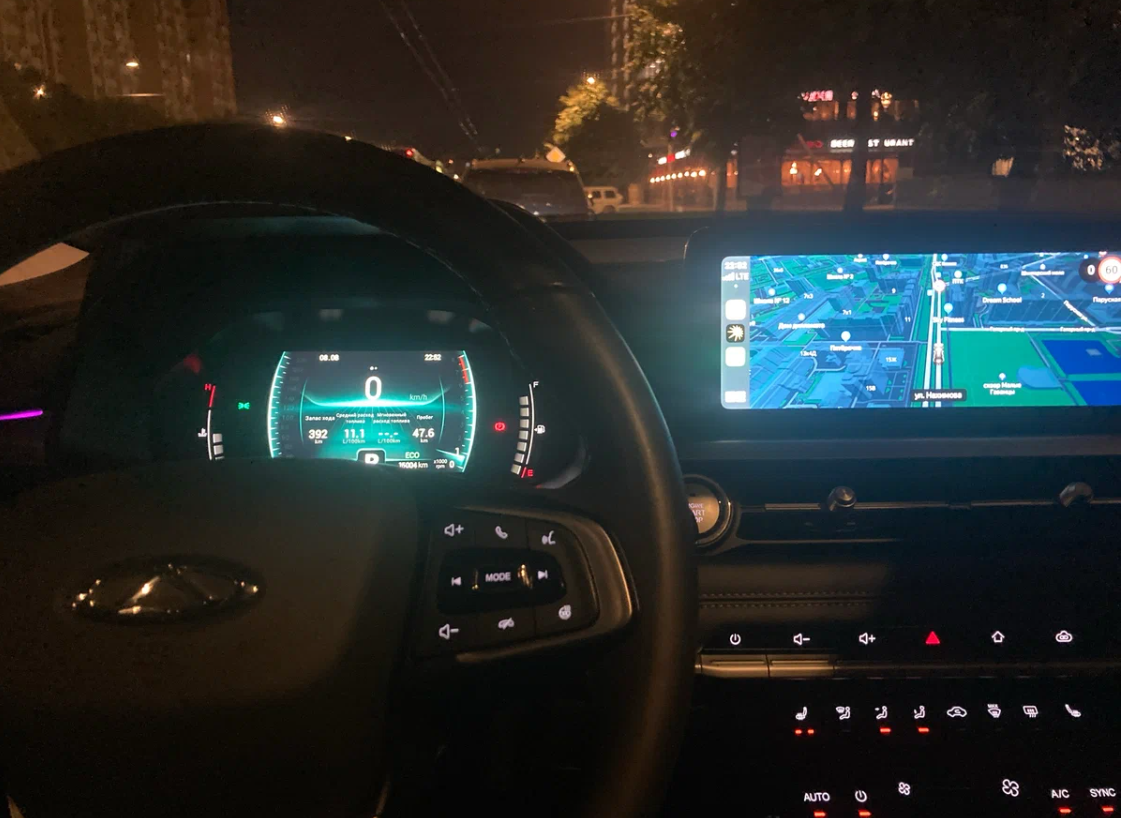 Вид внутри из салона ночью