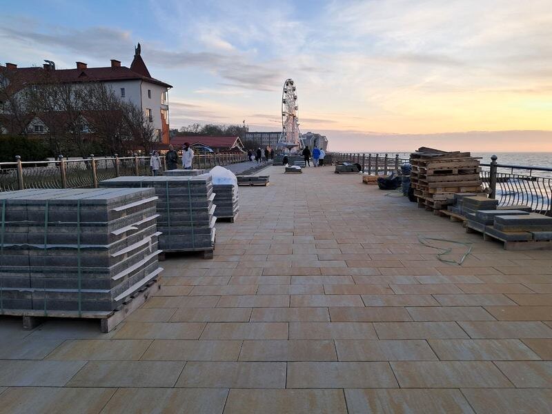 Зеленоградск, начало мая 2025 года. Ремонт променада продолжается.