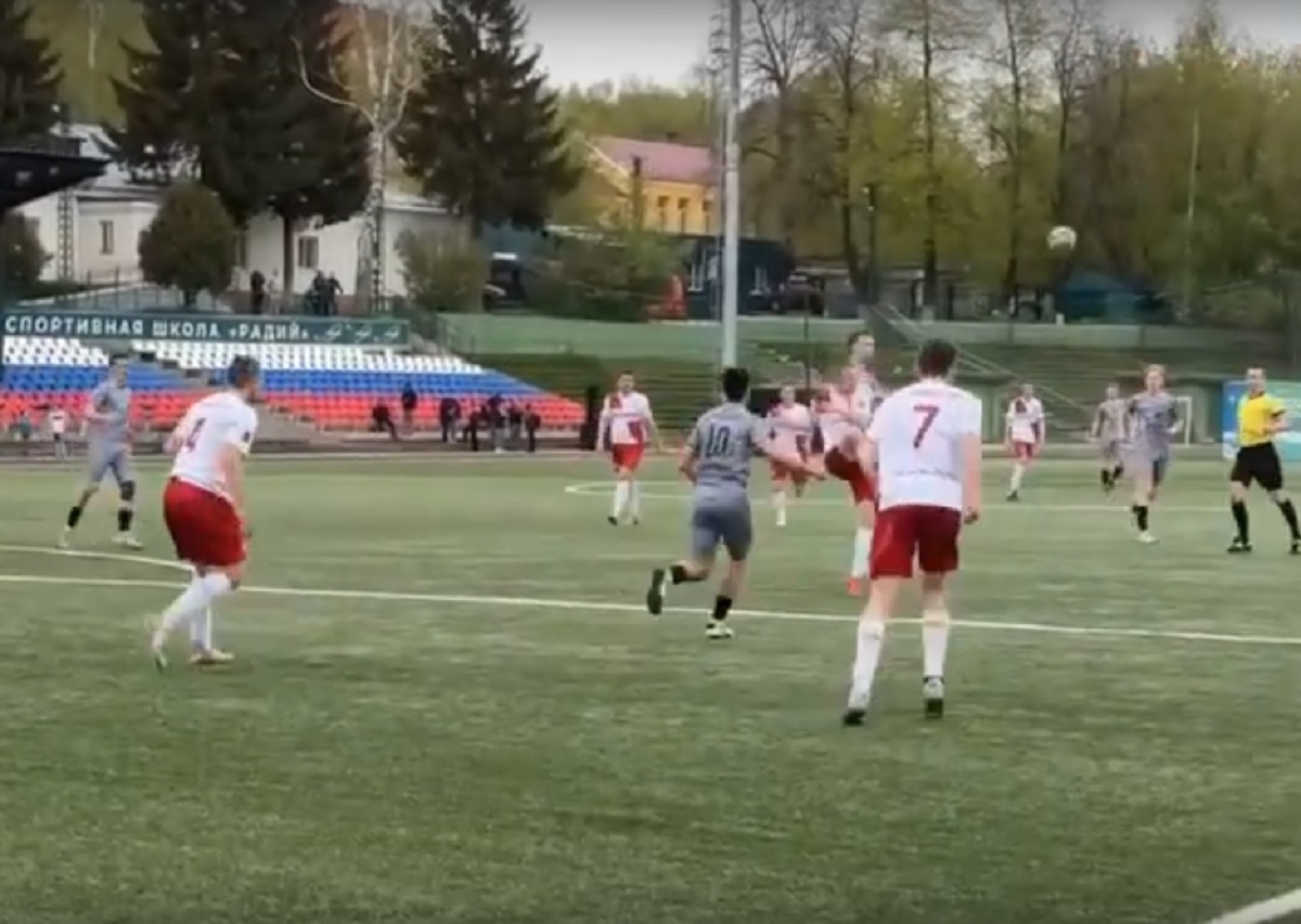    Играют команды «Радий» (Нижний Новгород) и «Спартак» (Тумботино)