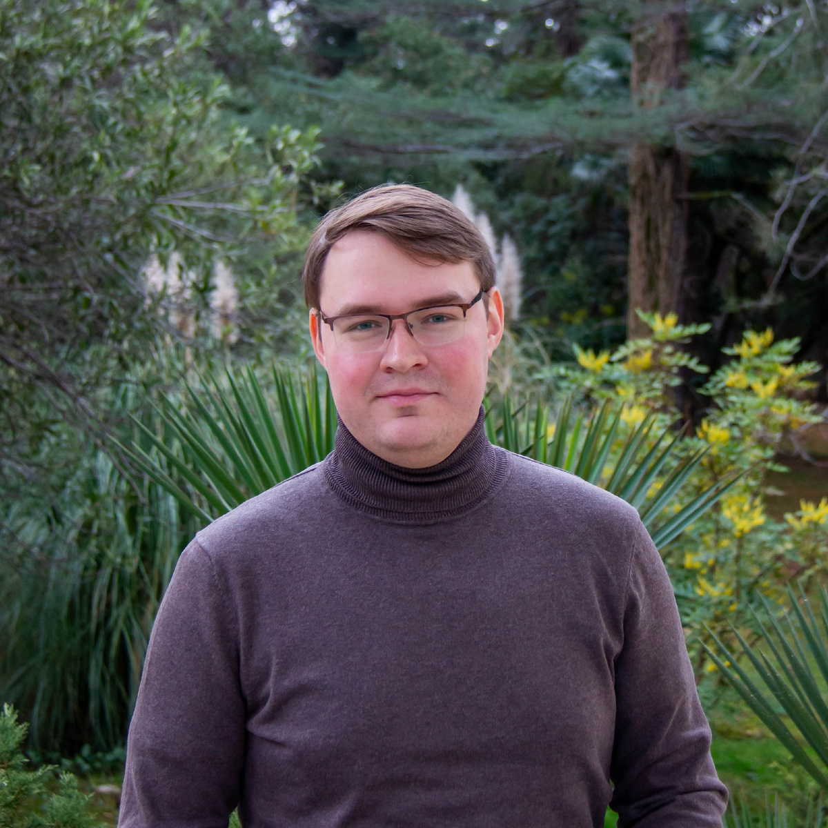 Автор собственной персоной, за спиной у которого – парк Дендрарий города Сочи.