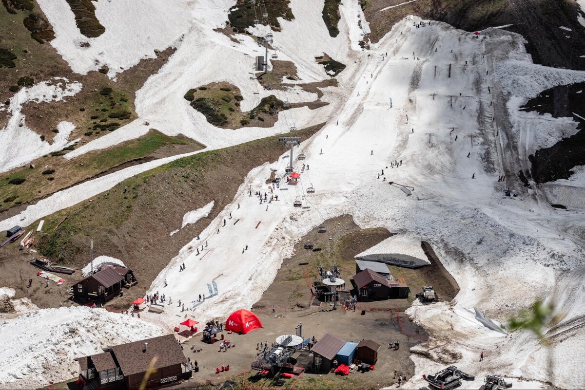 В июне трассового катания на курорте нет, вместо этого — парковые линии разного уровня сложности: от учебных до профессиональных. Фото: Елизавета Бебех