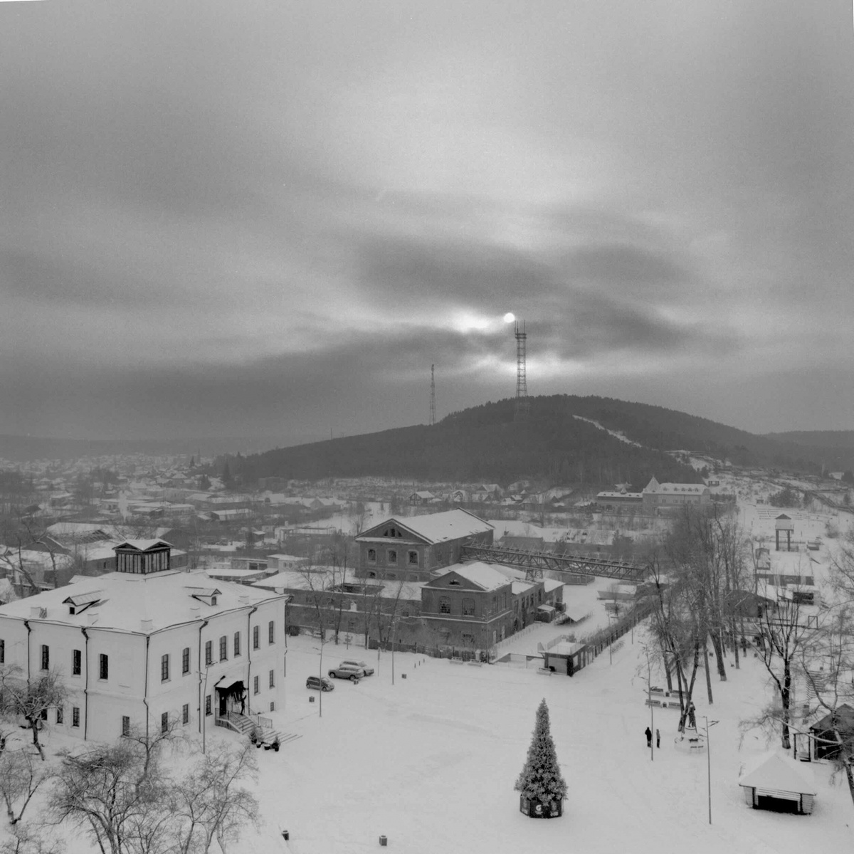 Вид на город и здание бывшего завода. Фото: Анна Плюснина