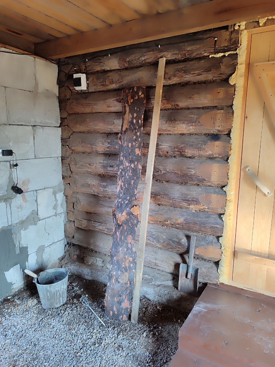 Здесь стоял не так давно бабушкин шкаф в котором сейчас моё садовое хозяйство, выкинуть пока не могу